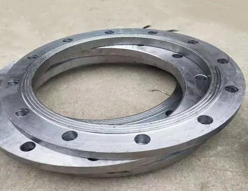 法蘭盤(pán)的裝配與連接特點(diǎn)是什么？龍門(mén)吊廠家為您解答